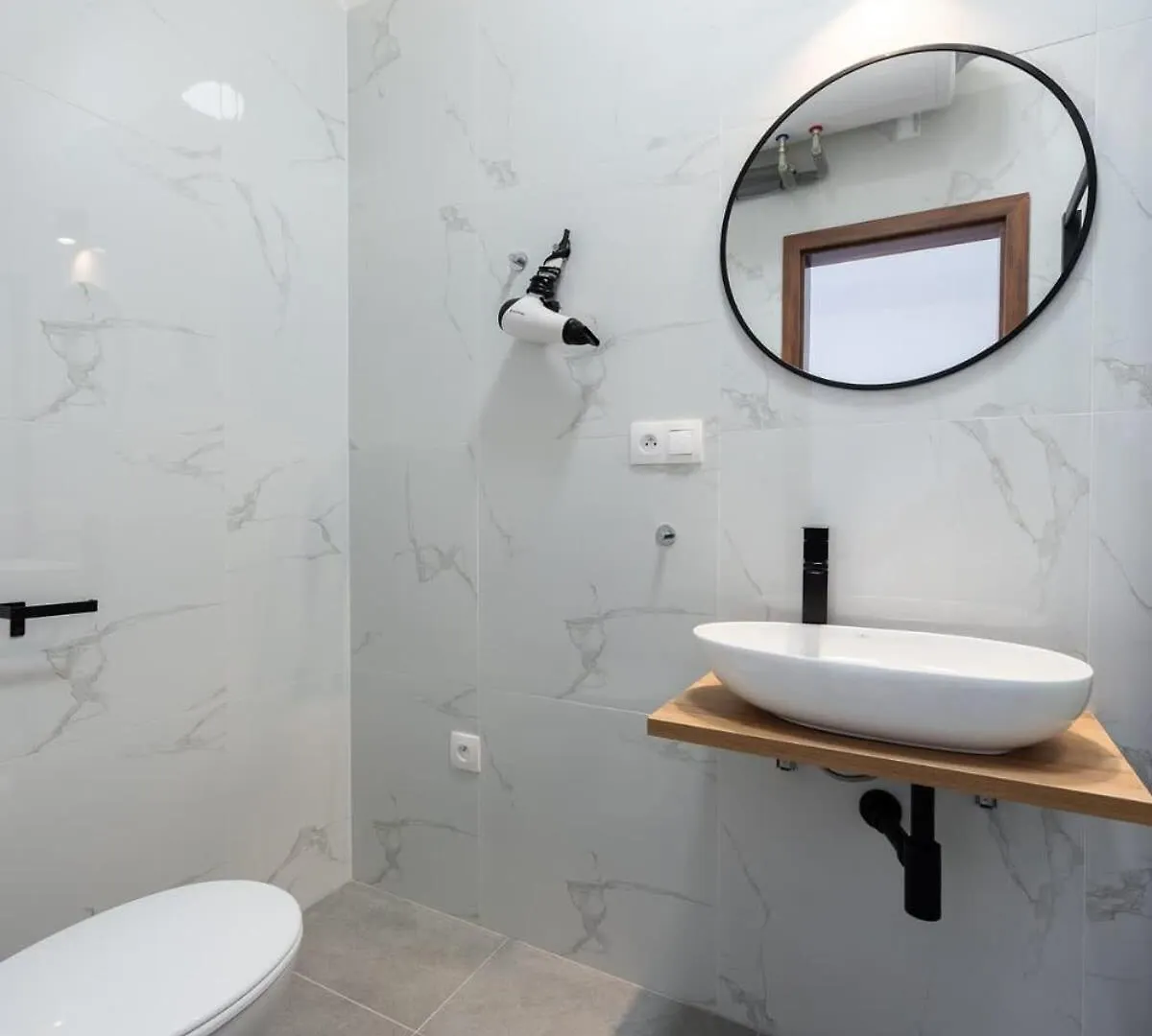 Well-Located Luxury 3Br Oasis In Central 프라하